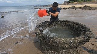 阿阳沙滩上发现一口聚宝坑，引来游客围观，都想看看抓到什么好货