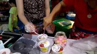 ไอติมทอด ที่ถนนคนเดินแพร่ (Fried ice cream)