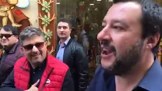 🔴 Matteo Salvini in mezzo alla gente a Taormina...uno di noi.