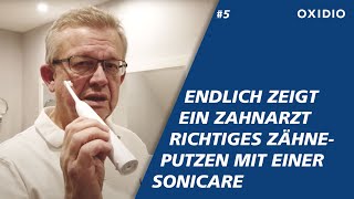 Oxidio Zahnarztpraxis Dr. Winkelmann – Zahnarzt zeigt richtiges Zähneputzen mit einer Sonicare