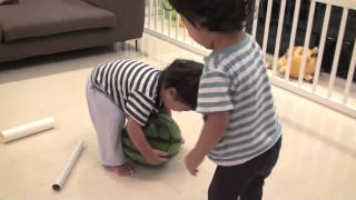 スイカ割りに挑戦する双子ちゃん(twins try to split a watermelon )