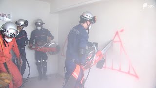 ホテルの壁に実際に穴をあけ…解体予定の建物使い 消防消防隊員が迫力の救出訓練=静岡・熱海市