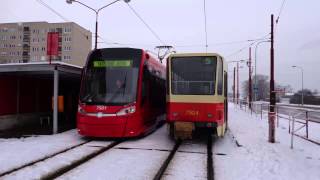 Odchod električky Škoda 30T zo zastávky Komisárky