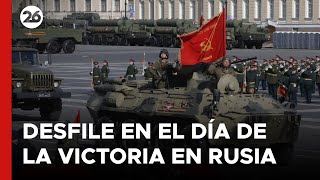 Vehículos militares desfilan en el Día de la Victoria en Rusia