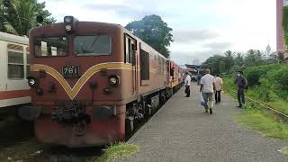 M5C 781 සමග මහනුවර සීග්‍රගාමී දුම්රිය දෙමටගොඩ දුම්රිය ස්ථානයේ දී 2022/08/25