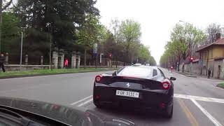 Scatta il semaforo verde! Guardate questa Ferrari!
