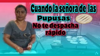 Cuando la señora de las pupusas no te despacha rápido