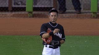 WSH@MIA: Ichiro breaks Oh's record, receives ovation