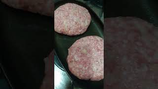 黒毛和牛ハンバーグを鉄板で焼く