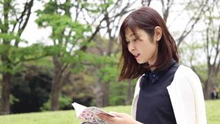 女性　公園　読書