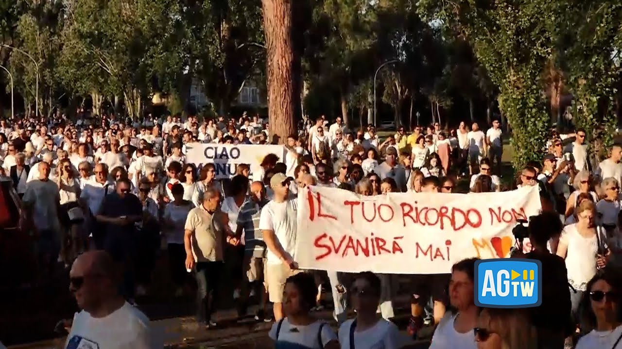 Casal Palocco, In Centinaia Alla Fiaccolata Per Ricordare Manuel - YouTube