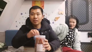 二人世界，趁孩子去玩了，和老婆一起吃酸辣无骨鸡爪，不用吐骨头真过瘾【90后小芳】