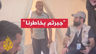 فلسطيني يبكي عند لقائه بالوفد الكويتي جنوبي قطاع غزة
