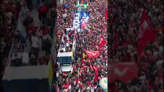 Milhares de pessoas lotam a Avenida Paulista em defesa da democracia