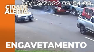 Motorista fica ferido em engavetamento envolvendo um caminhão e três carros