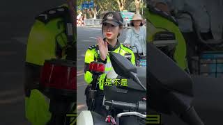 游客在西湖边遇到最美女交警，也要拍一下的啦 #警察 #李语蔚 #police