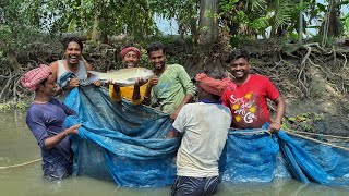 সবাই মিলে খুব মজা করে বাড়ির ঘেরে জাল টেনে মাছ ধরলাম net fishing!!!