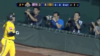 20131002 CPBL 犀牛VS象 阿KEN皇上被巴頭 護駕護駕!