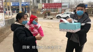 女儿第一次过生日，爸爸给宝宝定做什么样的蛋糕，不能委屈了孩子