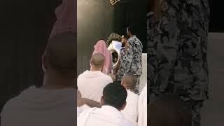 Hajr-e-Aswad ko khushbu lagana ♥️♥️♥️ #viralvideo #haram #makkah #kaba #umrah #madinah