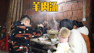 又是下雨天，思雨在家煨羊肉，一桌人围着吃【幺妈和幺叔】