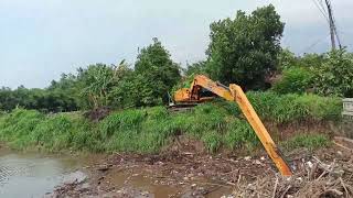 Bantuan ekskavator untuk pembersihan sungai piji desa kesambi