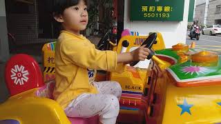 小花寶寶坐電動搖搖馬54Little flower baby sitting on electric rocking horse54