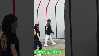 成龙大哥这步伐灵活，不愧是功夫巨星