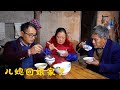 儿媳妇回娘家了，农村婆婆晚饭只做了一个菜，看看晚饭吃的啥