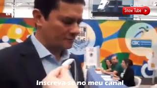 Sérgio Moro foi aplaudido após votar e dar toda atenção a uma senhora em Curitiba