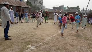 চলছে হাড্ডাহাড্ডি মোরগ লড়াই