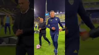 Puños cerrados y Vamos Boca. Firma Jorge Almirón