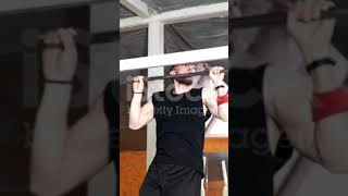 Guy bodybuilder in the gym, || working with a bar, to be tightened, improving triceps ||