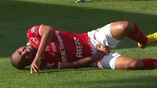 Estêvão Barreto do Vila Nova levando bolada no saco - Soccer Nut Shot