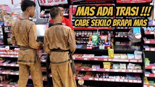 baju nya kotor dan basah siswa ikspi nekat masuk supermarket