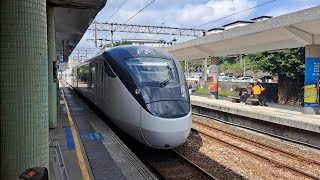 8776次七堵發車經由北迴線開往南澳歷史首度第一次試運轉EMU3000型十二輛編組EMU3038皮蛋豆腐騰雲號藍色帶新城際自強號列車，4017次瑞芳開往樹林的銀綠色微笑號十輛一編組EMU931區間快車