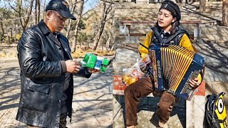 This is an accordion girl who went to the park to pan uncle  but she was almost ”mistaken” by uncle