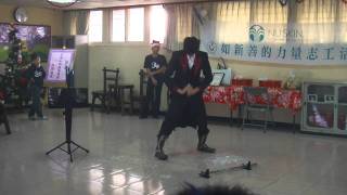 2010.12.25紅十字會育幼中心慈暉園.魔術表演(1)