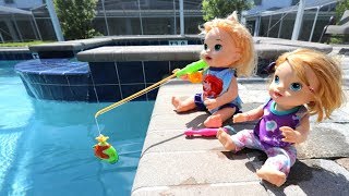 La Muñeca Baby Alive Sara y Alicia nadando y pescando en una Piscina de Verdad!!! TotoyKids