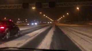 Blik vanuit de auto over de met sneeuw bedekte snelweg - Amsterdam A4 (7 februari 2021)