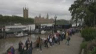 Timelapse shows thousands queuing to see UK queen