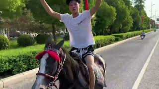 The handsome guy riding a horse is also beautiful!