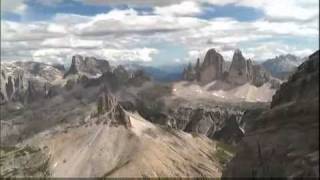 Im Flug über die Gipfel der Dolomiten 2011