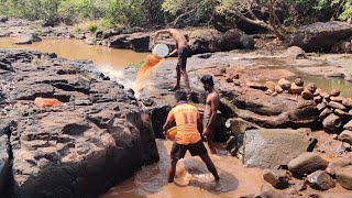 डोह उपसुन मासे पकडण्याची धम्माल  | कोकणातील उन्हाळ्यातील मासेमारी | Traditional fishing #tejagurav