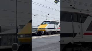 Class 91 speeds through Peterborough #lner #peterborough #electra #class91 #railways #trains