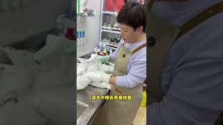 羽绒服清洗，家里的羽绒服局部污渍不用整件洗也不用送去干洗店了，来试试红姐这个清洗小妙招#污渍轻松去除#羽绒服清洗#羽绒服#羽绒服油渍#羽绒服污渍 1734602282986