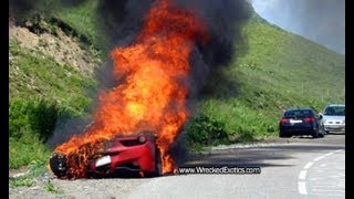 Una Ferrari prova un sorpasso in autostrada ma si schianta