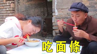 摳門老公捨不得給媳婦買衣服，不料媳婦生活中處處治老公，太逗了【小貝愛叨叨】