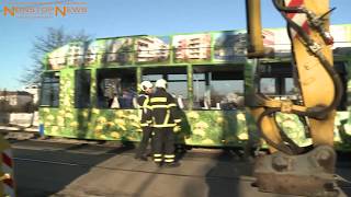 28.11.2018: Bagger rammt beim Drehen fahrende Straßenbahn und reißt Seite auf