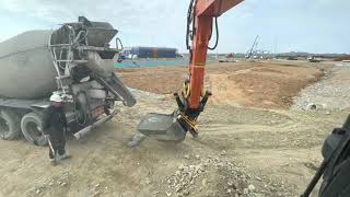 굴삭기 엥콘틸트로테이터(engcon tiltrotator) 전기 관로 콘크리트 타설 및 다이크 작업